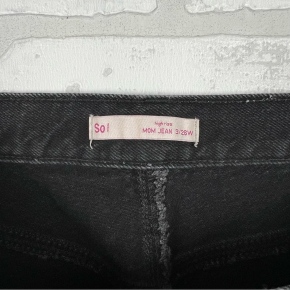 Women's SO High Rise Mom Jean Distressed Black Raw Hem Size 3 | 26W - Picture 9 of 11